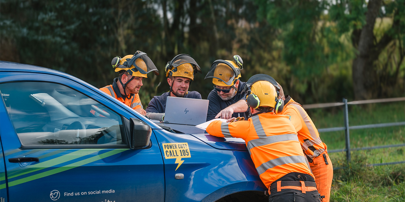 SSEN Engineers working together on the network