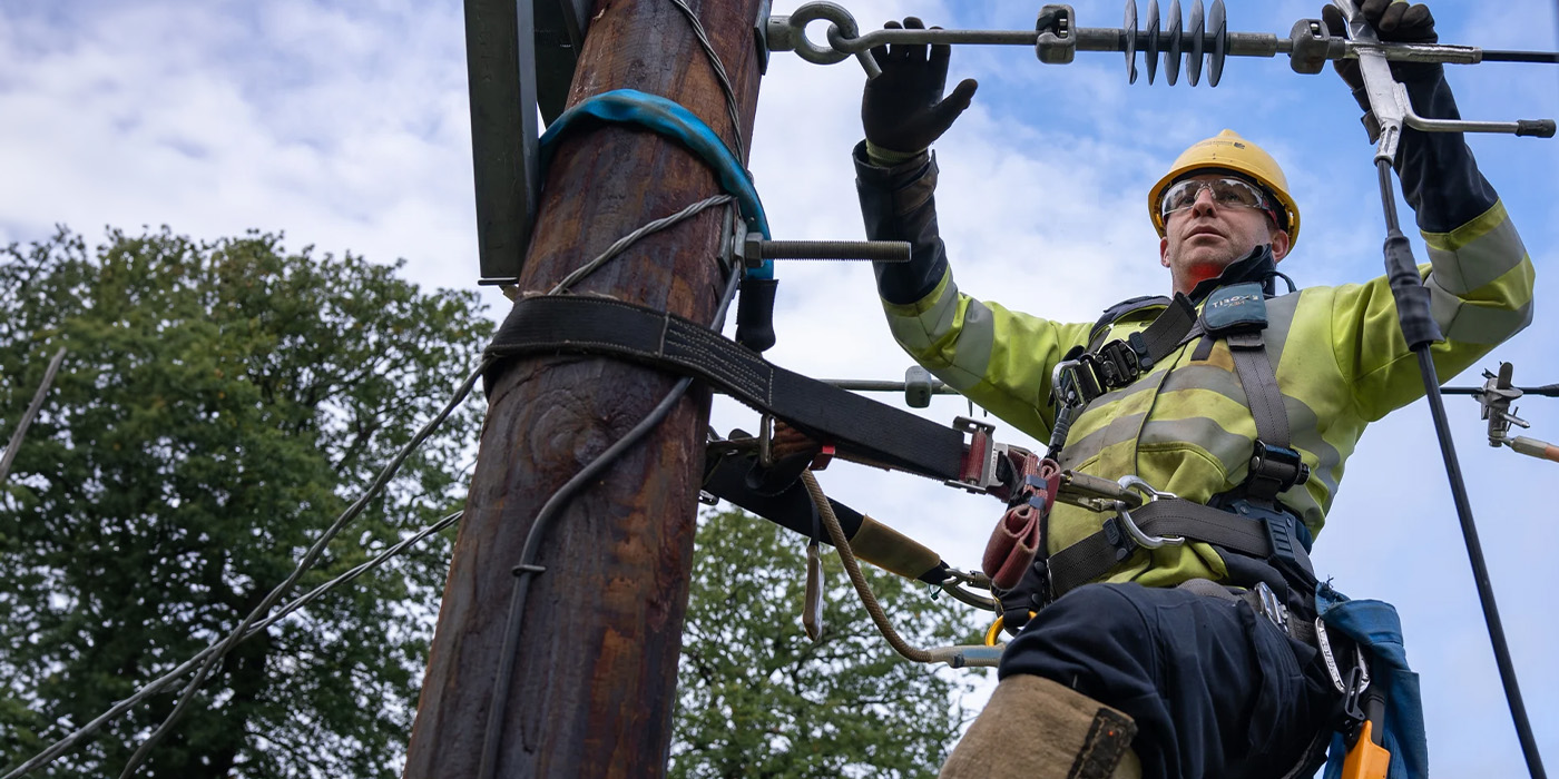SSEN Distribution working on overhead line