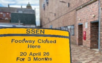 A temporary sign informs pedestrians of the essential temporary closure of Guard Vennel in Perth to enable network upgrades