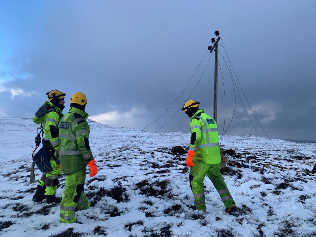 Engineers restoring power in snow