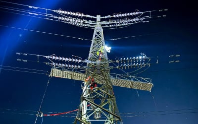 Overnight working to replace equipment on one of the towers on the Fleet-Aldershot line