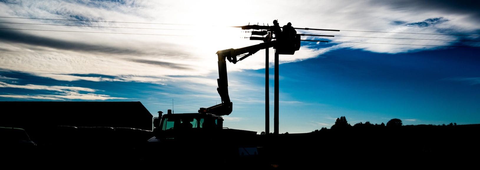 SSEN Engineers working at height in cold conditions to repair the network