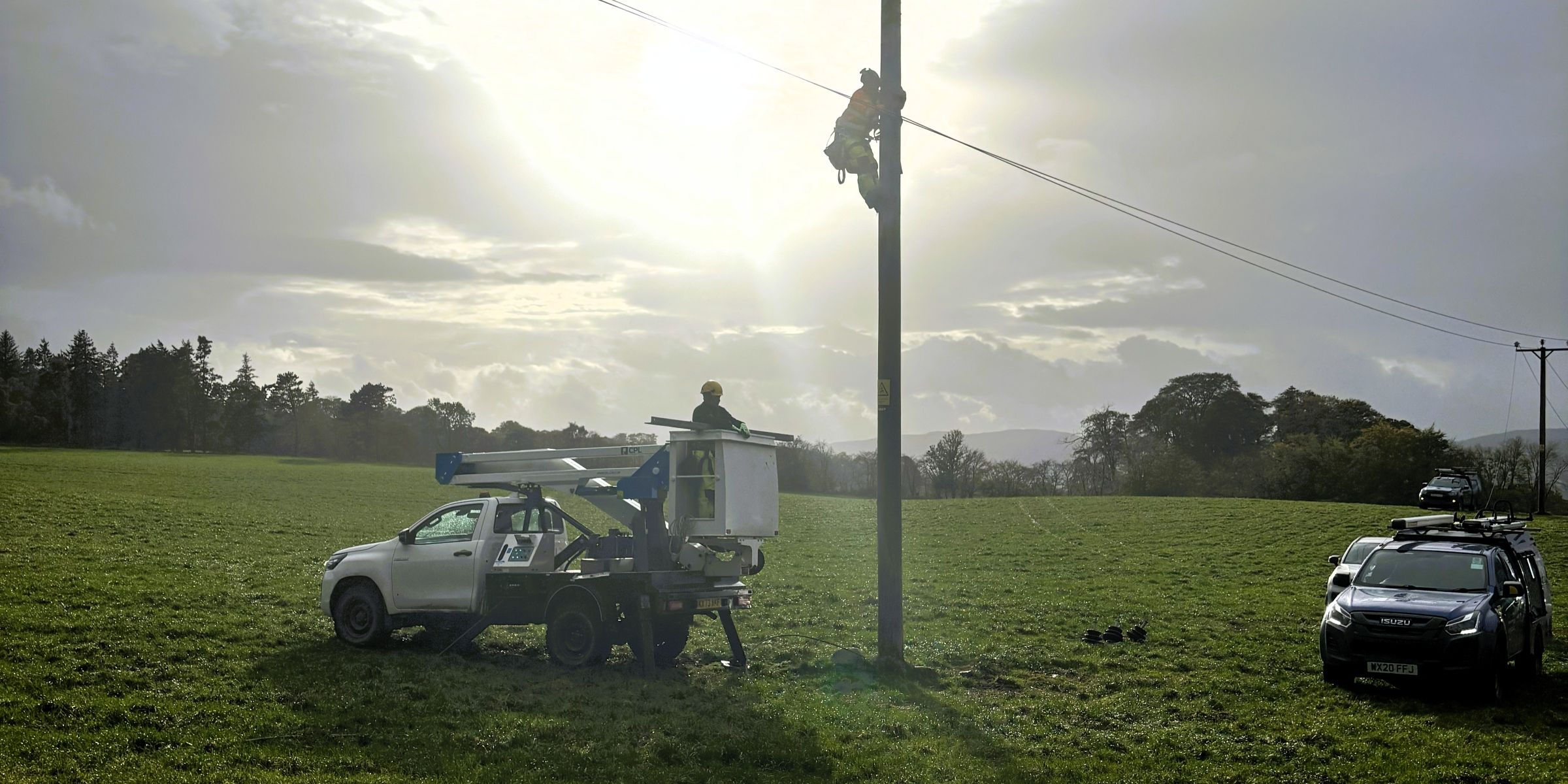 An SSEN fault response team repairing the overhead network in a field