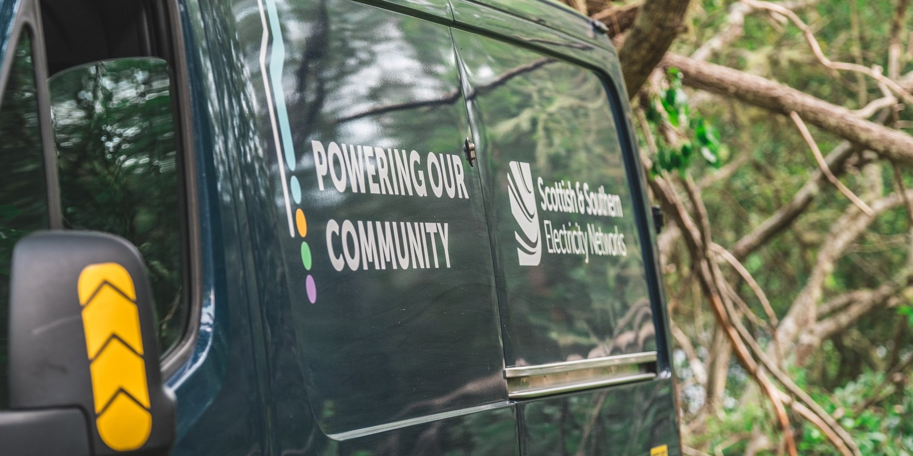 An SSEN Distribution vehicle in front of a fallen tree